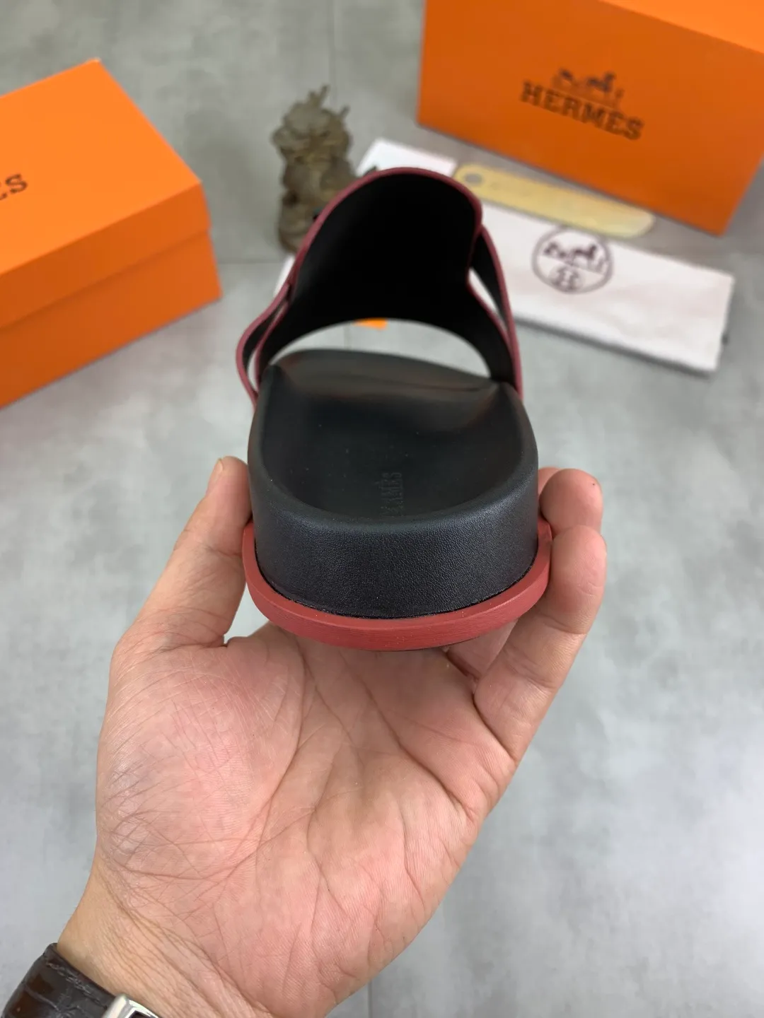Men's shoes 💰P440 New [HERMES] high-end quality new Hermès slippers, made of imported cross-grain calfskin, wear-resistant and non-slip rubber outsole. Fashionable and elegant code number: 39-44 (38 45 46 customized)